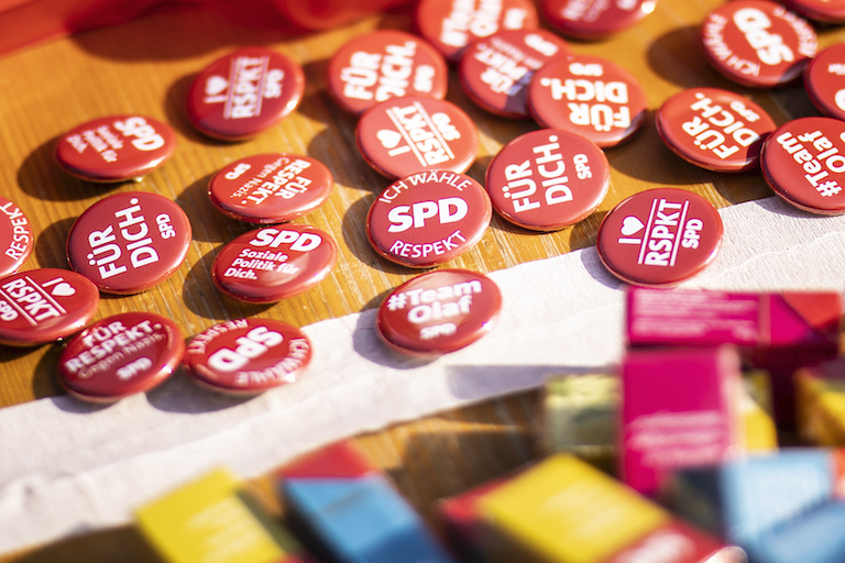 Foto: SPD-Buttons liegen auf einem Tisch zum Mitnehmen