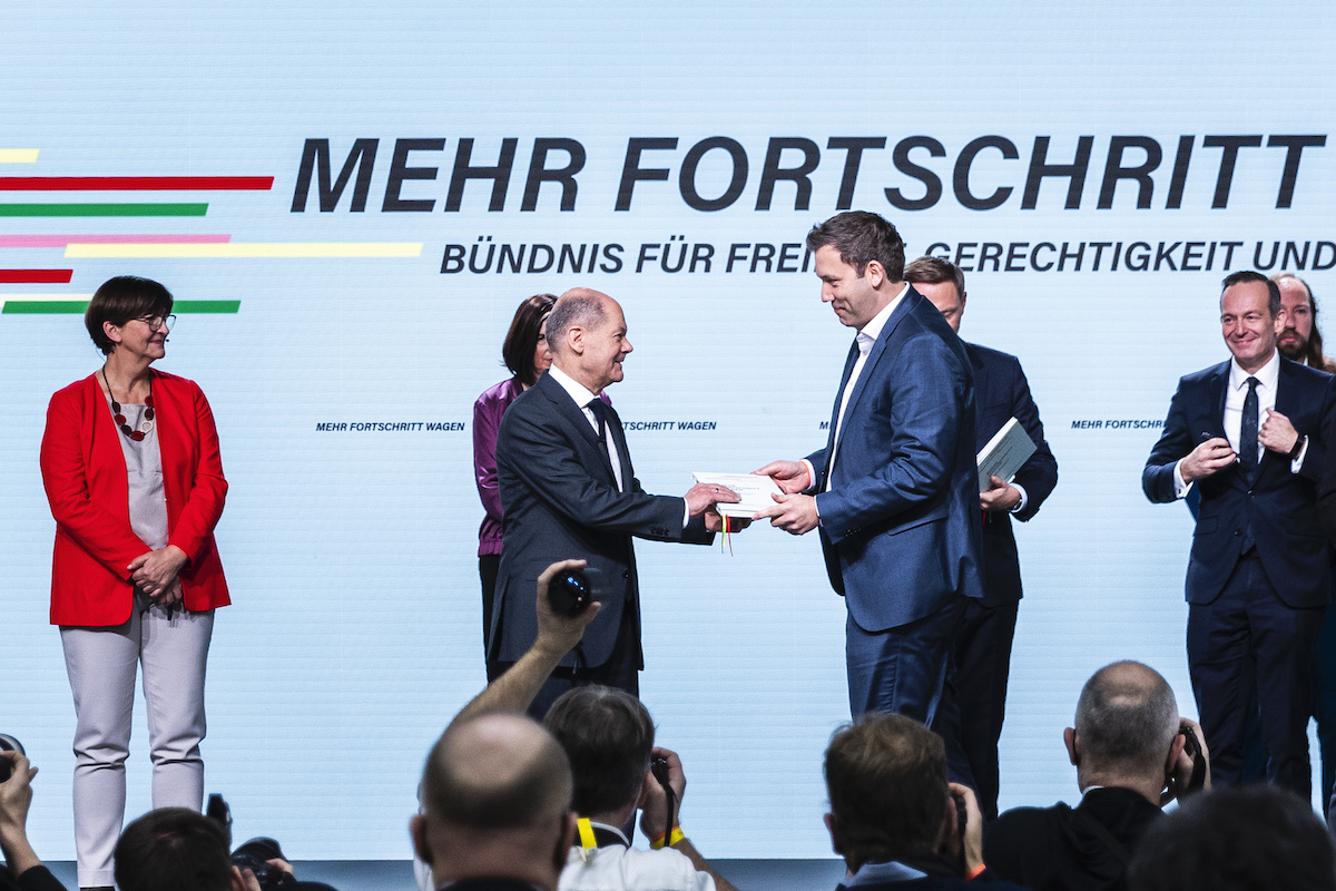 Foto: Lars Klingbeil überreicht Olaf Scholz den Koalitionsvertrag zwischen SPD, Grünen und FDP